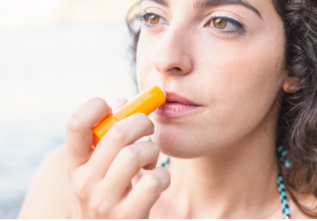 Imagem da notícia Manteiga de cacau para os lábios: hidrata mesmo ou é só tradição?